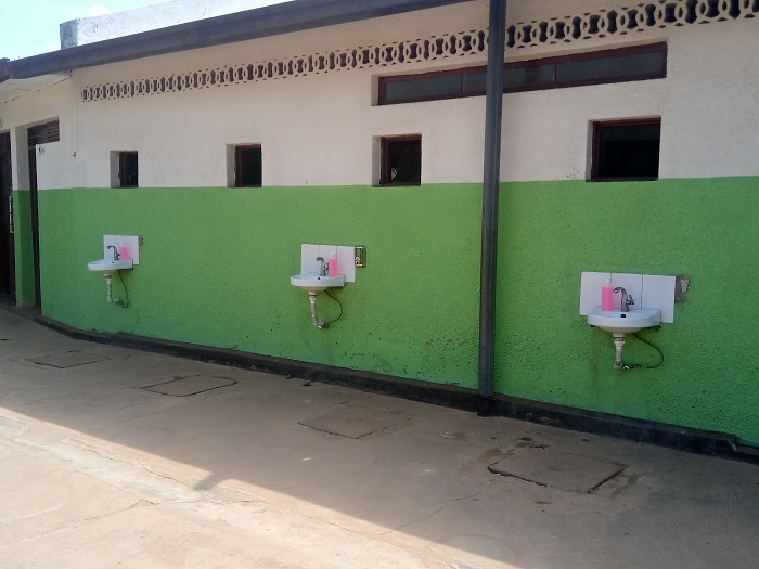 Ku mashuri hateguwe ibikoresho bifasha abana gukaraba neza intoki