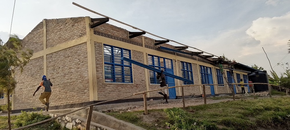 Imvura yarimo umuyaga mwinshi wanasakambuye ibyumba by'amashuri