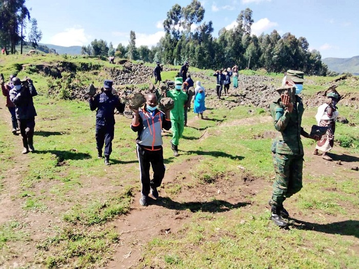 Abaturage n'inzego zitandukanye barafatanya muri iki gikorwa cyo kubaka amashuri