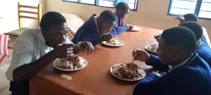 Ubu hagiyeho na gahunda yo gufatira ifunguro rya saa sita ku mashuri kuva ku ncuke, abanza n'ayisumbuye