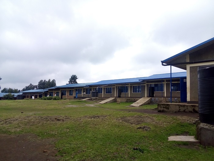 Abaturage begerejwe uburezi hafi kubera iyi Pariki. Iki kigo cy'amashuri kiri mu Murenge wa Kinigi