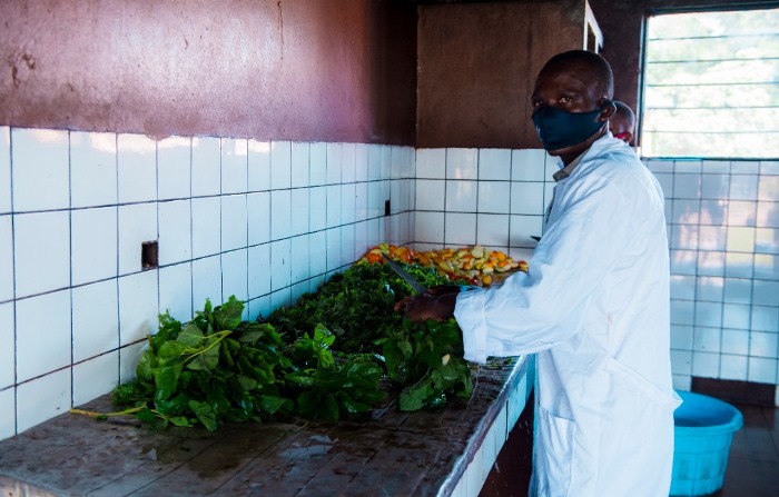 Mu gikoni aho bategurira amafunguro y'abanyeshuri, na ho ingamba zirubahirizwa