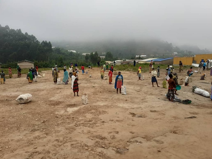 Mu masoko yo mu byaro urwo rubyiruko rurigisha abaturage uko bakwiye guhagarara mu kwirinda Coronavirus