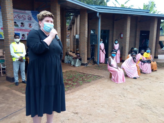 Angelique Schuurman, Umuyobozi ushinzwe abakozi b'umuryango Help a Child International, avuga ko ababyeyi babonye aho bazajya baganirira uko bita ku bana babo