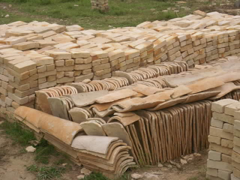 Amategura araremera ku buryo kuyasakaza bisaba ko inzu iba ikomeye cyane.