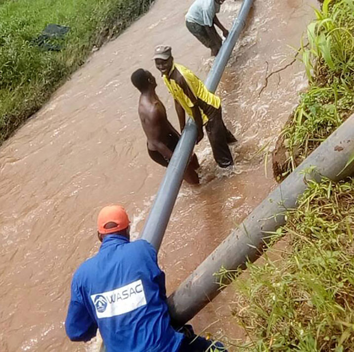 Amazi WASAC yohereza mu bafatabuguzi yangirikira mu mayira atarabageraho