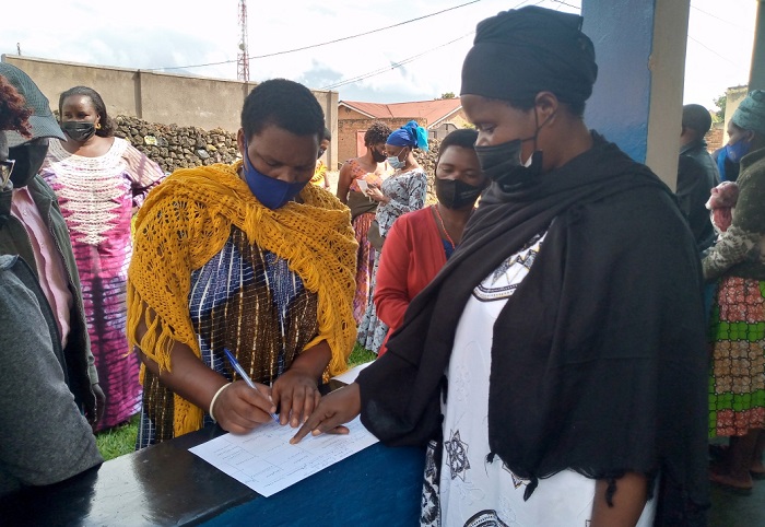 Aha umwe mu bashinzwe amatora mu Isibo yuzuzaga imyirondoro y'uwari umaze gutorwa