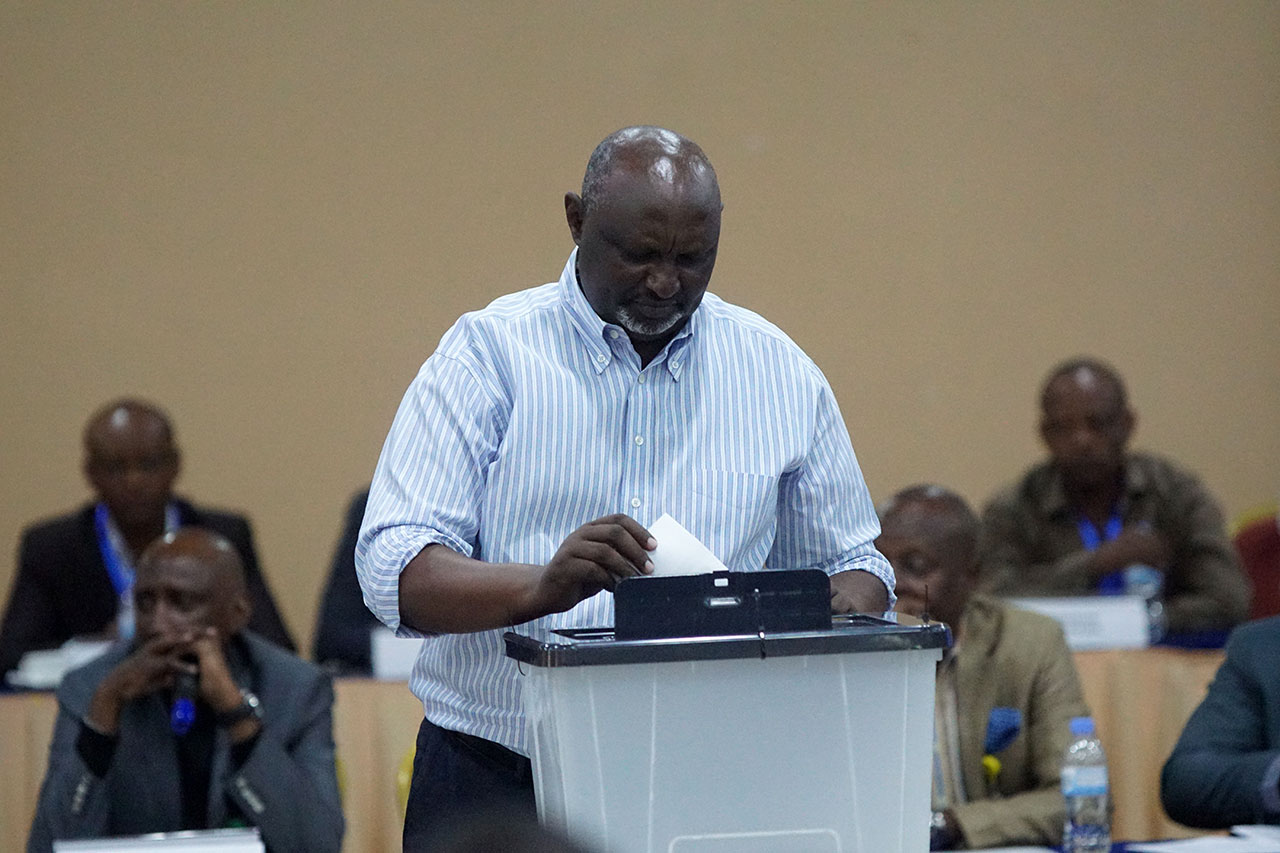 Paul Muvunyi Perezida Rayon Sports atora