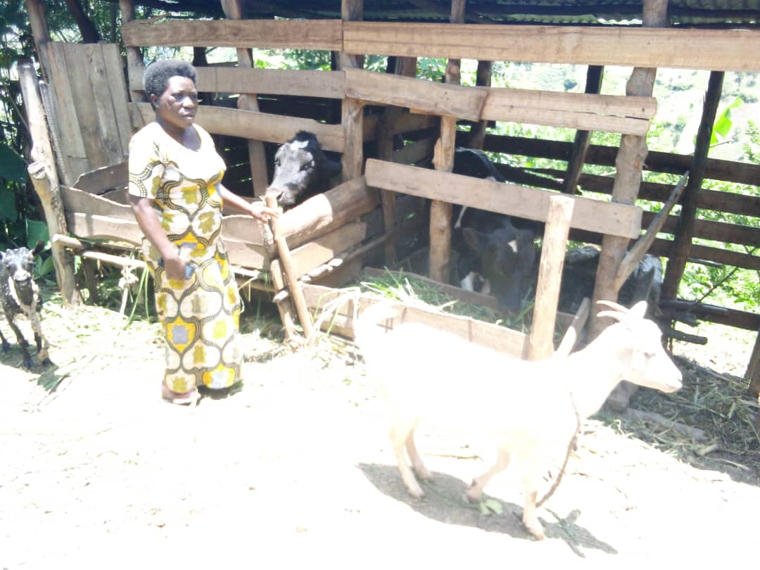 Uyu mubyeyi witwa Nyirabumba Beatrice ashima iterambere amaze kugeraho abikesha amatsinda