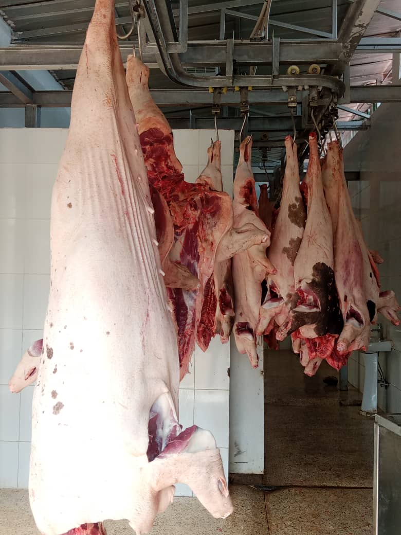 Inyama mu ibagiro ry'ingurube ry'i Ruhashya mu Karere ka Huye, rimwe mu mabagiro yubatswe n'Umushinga PRISM