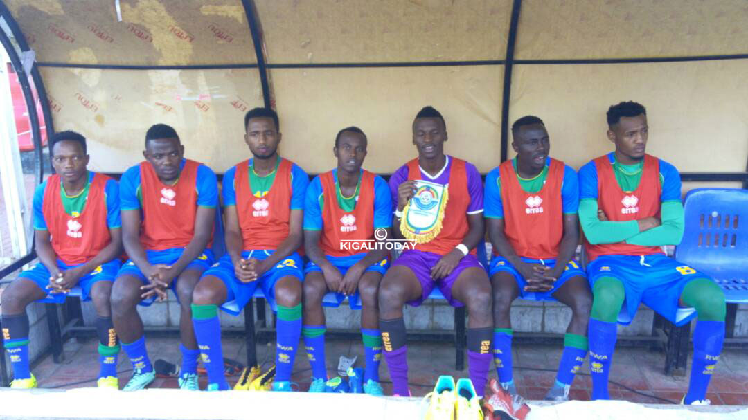 Abakinnyi babanje ku ntebe y'abasimbura 