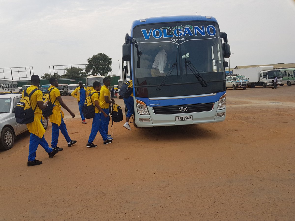 Abakinnyi b'Amavubi bahise batwarwa n'iyi modoka ibajyana kuri Imperial Resort Beach Hotel aho bazacumbika