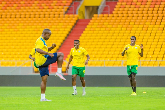 Rafael York (uri hagati) na we yiteguye kubanza mu kibuga