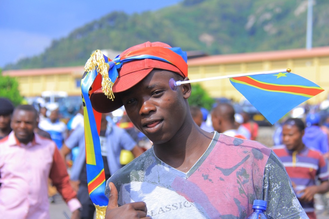 Umufana wa Congo we ni uku yahisemo gutwara ibendera