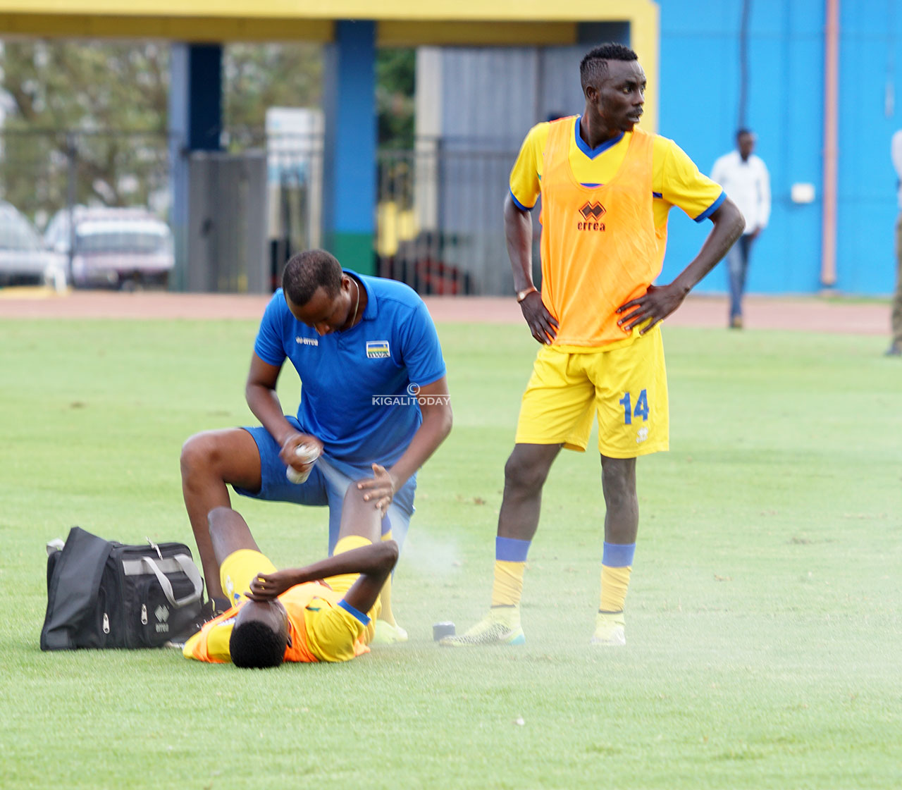 Nyandwi Saddam wa Rayon Sports areba uko muganga Rutamu avura Djuma wa Kiyovu