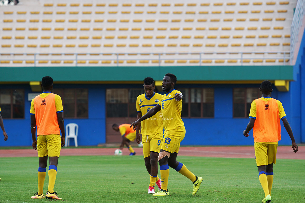 Rugwiro Herve agerageza kwibutsa abakinnyi uburyo bagomba kugarira