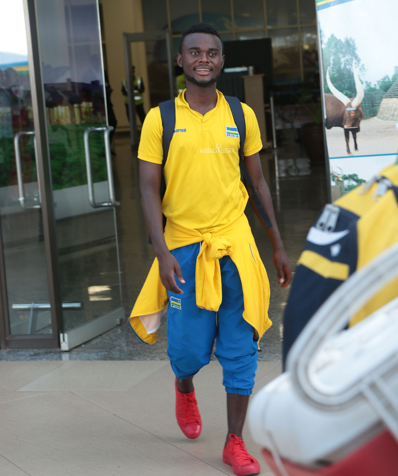 Manishimwe Djabel asohoka mu kibuga cy'indege