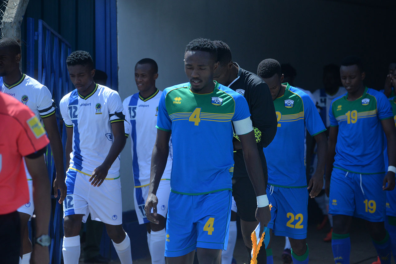 Abakinnyi basohoka mu rwambariro, barangajwe imbere na Djihad Bizimana wari kapiteni uyu munsi