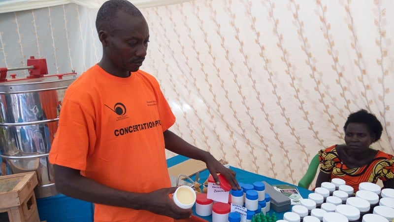 Ayo mavuta yo kwisiga afite mu ntoki niyo bakora mu bishashara by'inzuki 