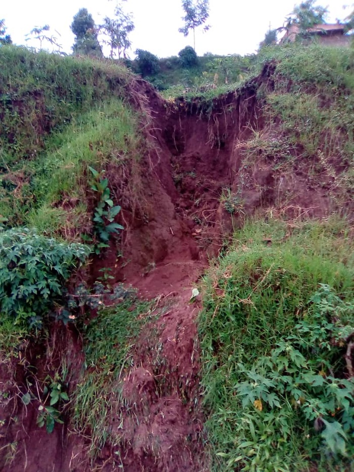 Amazi ava mu muhanda yayobowe mu buryo budakwiye agatwara imirima y