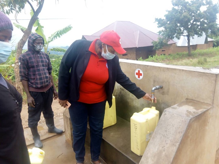 Mukandekezi arimo gufungura amazi yegerejwe abaturage