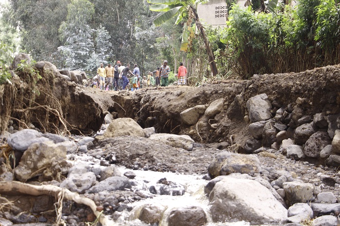 Aya mazi yangije umuhanda acamo imigende