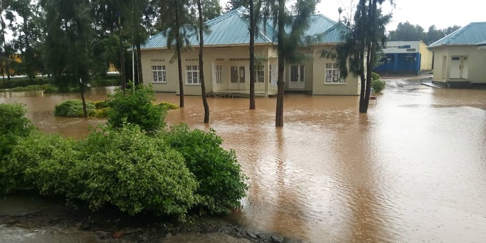 Inyubako z'ibiro by'Umurenge wa Rugarama na zo zuzuyemo amazi, kujya gushakayo serivisi ni ihurizo