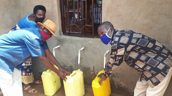 Abaturage bishimiye kwegerezwa amazi