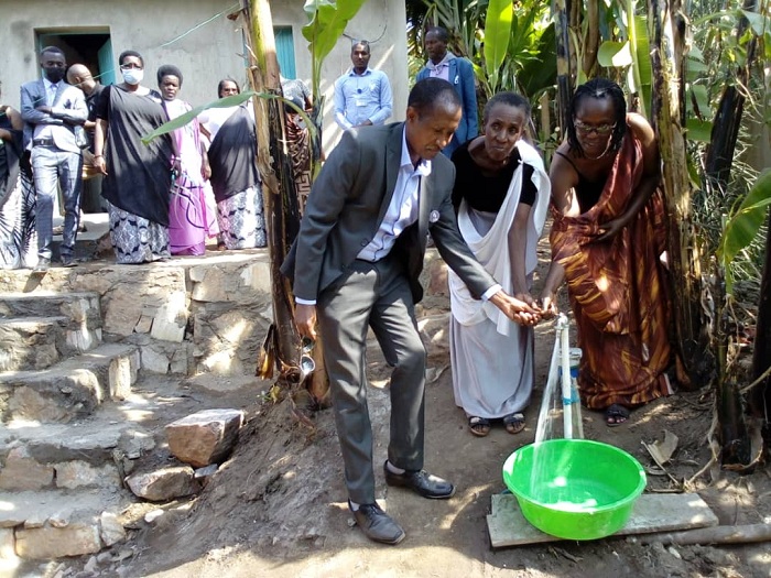 Bamugereje amazi mu rugo azanjya yishyurwa n'ibitaro bya Kinazi