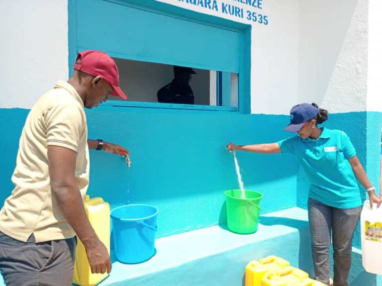 Meya Ange Sebutege na Gisèle Umuhumuza, batashye ku mugaragaro ivomero ryubakiwe abatuye mu Mudugudu w'Agasharu