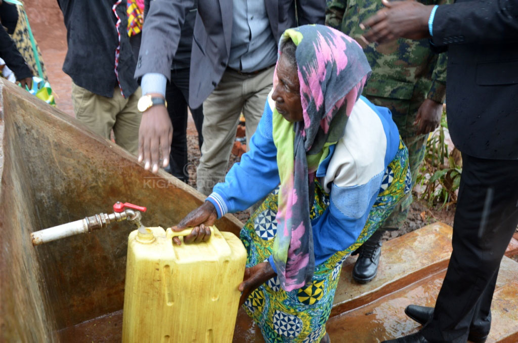 Aba baturage bagejejweho amazi meza bavuga ko bakoraga ibirometero bajya kuvoma 