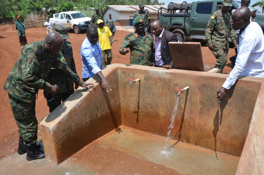 Uwo muyoboro w'amazi meza bawubakiwe n'Ingabo z'u Rwanda 