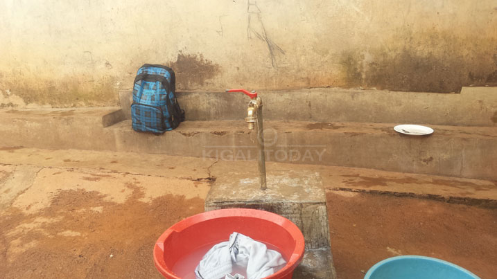 Amafite umuyoboro w'amazi mu rugo batuye i Save bavuga ko bahangayikishijwe n'igiciro cy'amazi cyazamutse