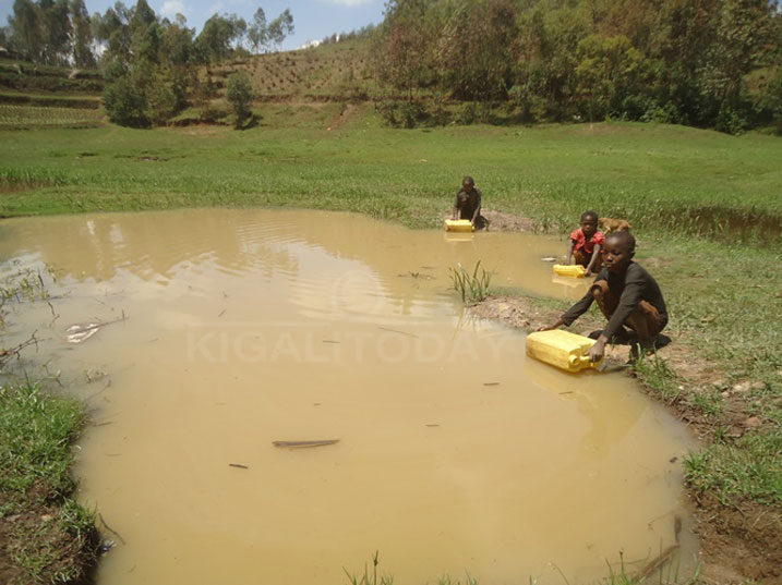 Amazi aba yamaze kwanduzwa n'ikimoteri barayavoma bakajya kuyakoresha