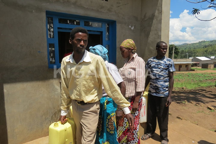 Abaturage baruhutse urugendo rurerure bakoraga bajya gushaka amazi nayo atari meza.