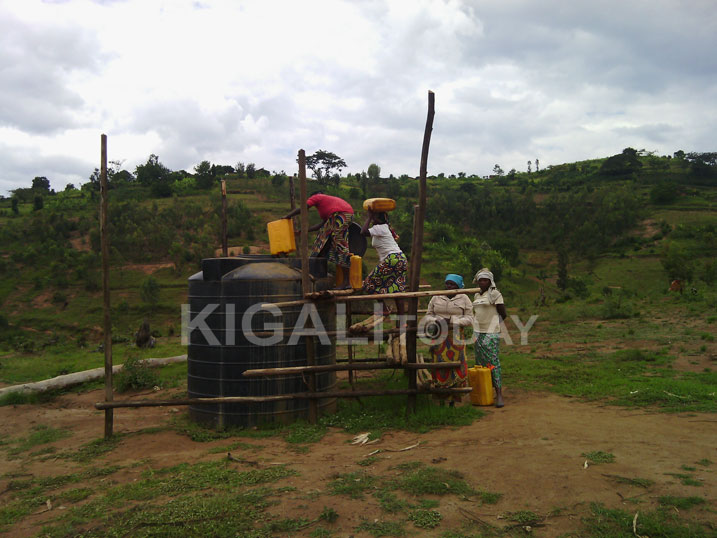 Amazi bayavoma bayasuka mu kigega kiri hafi y'uruganda.