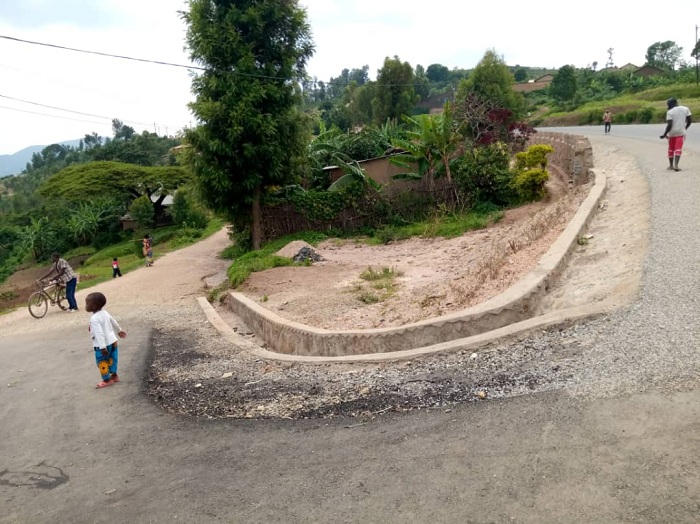 Ku Kamatyazo, amazi yayobowe mu mu muhanda ugana I Kaburemera amanukira mu mirima y'abaturage