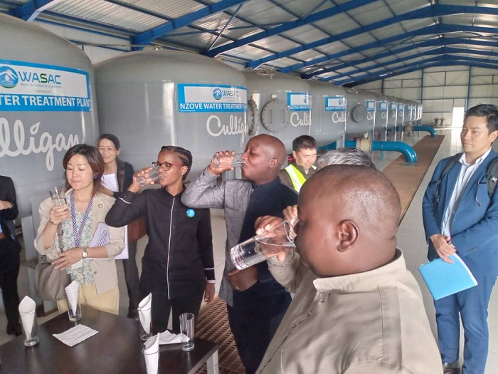 Abayobozi batandukanye bwo basuraga urwo ruganda rwongerewe ubushobozi