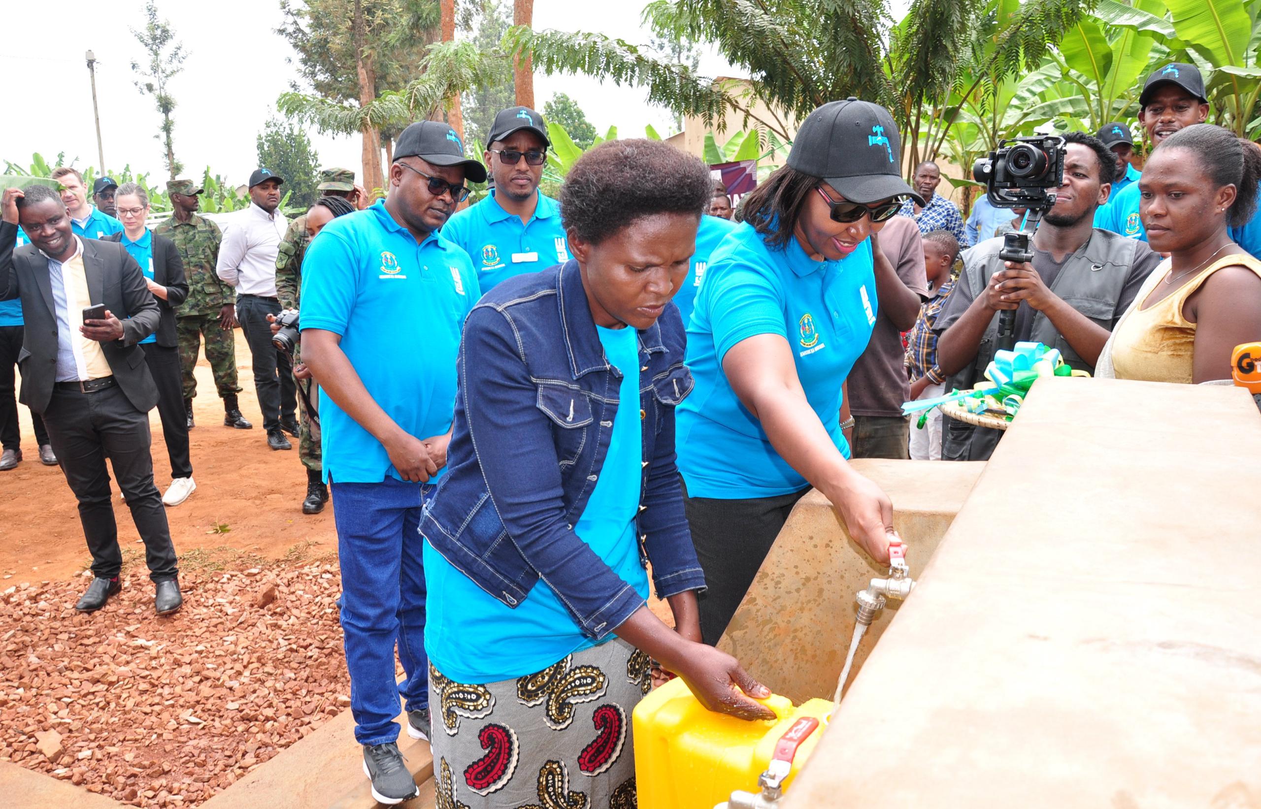 Abatuye mu Mirenge ya Mwogo na Juru bishimira ko ubu bafite amazi meza nyuma y