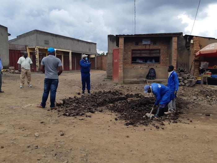 Imirimo yo kugeza amazi ku baturage yahise itangira
