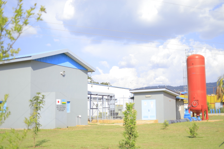 Mu ruganda rw'amazi rwa Nzove hatunganyirizwa hakanasukurirwa aturuka muri Nyabarongo