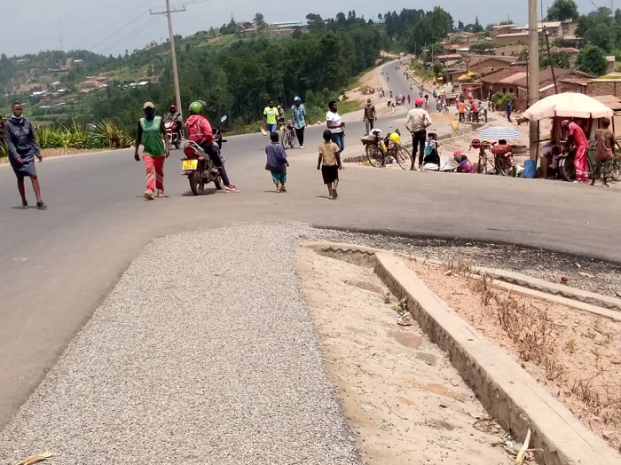 Abahaturiye bifuza ko uyu muyoboro w'amazi wahuzwa n'uwo hakurya, hakaremwa agateme kayajyana, hanyuma amazi akarekaa kubasenyera