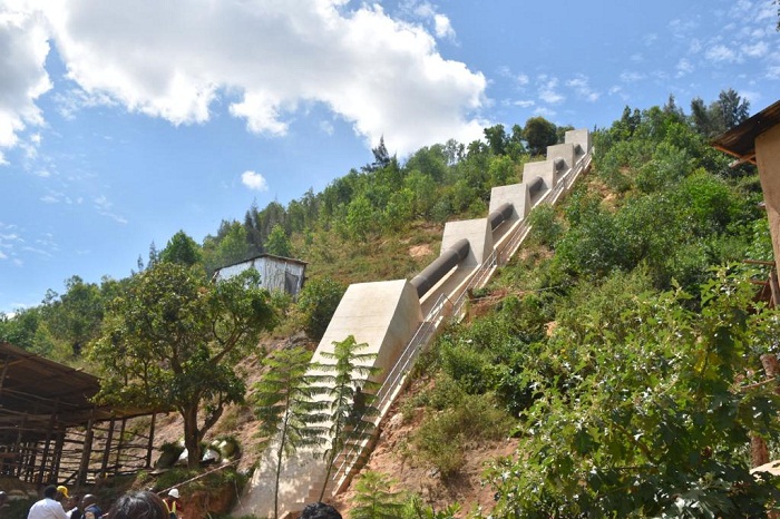 Amatiyo manini atwara amazi