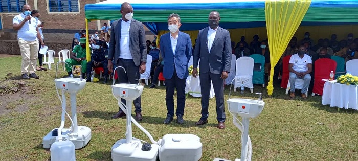 Ambasade y'u Buyapani mu Rwanda yanatanze za kandagirukarabe mu rwego rwo kunganira abaturage kunoza isuku