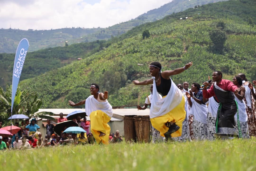 Akanyamuneza ku baturage begerejwe umuyoboro w'amazi meza kari kose