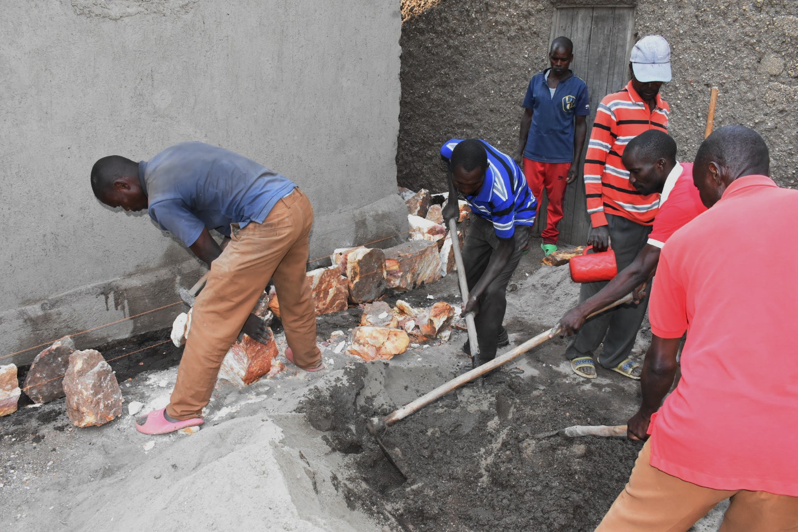 Abaturage basabwa kandi kubakira za fondasiyo z'amazu ngo amazi atazitwara