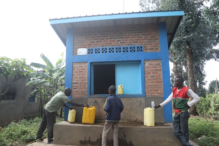 Abaturage bishimira ko begerejwe amazi