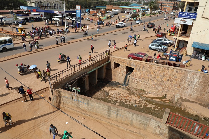 Amazi ajya aba menshi akarenga ruhurura akangiza umuhanda