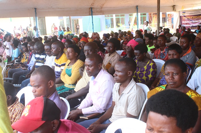 Amazi meza n'amashanyarazi biri mu byo abaturage bifuza nubwo hari n'abishimira ko byamaze kubagezwaho