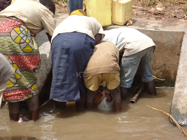 Amazi banywa bakanayatekesha bavuga ko yabateye indwara ziterwa n